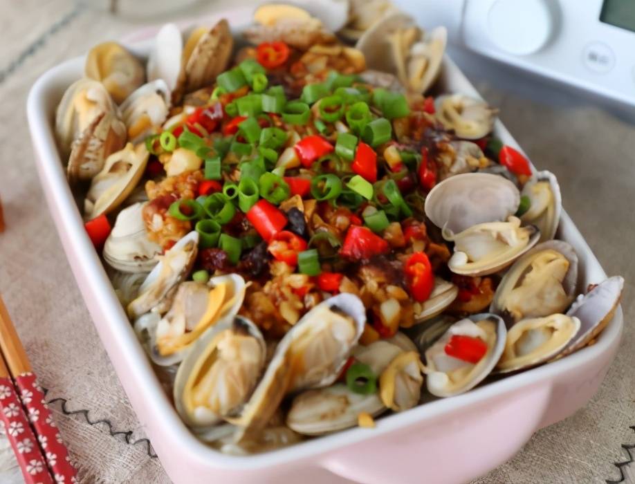 传统中式烹饪中的花蛤与蚬子菜肴对比图