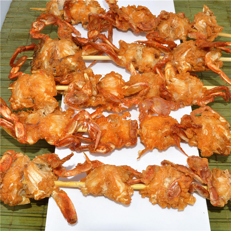 2023年苏州相城区“蟹娘子非遗工坊”研学现场，小学生围坐竹编工作台学习制作微型蟹篓，桌上摆放青蟹标本、古法剥蟹图谱和现代营养成分对比卡