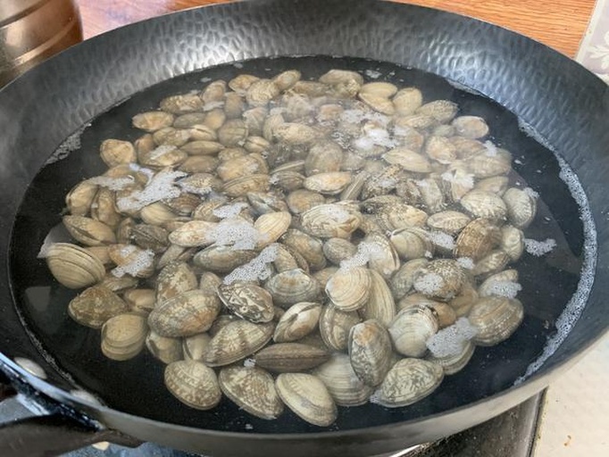 不锈钢深锅中,83℃微沸水面上浮着细密蟹眼气泡,青翠蒜薹正被竹筷轻柔拨散,水色清亮无浑浊,时间显示器定格在00:45 蒜薹焯水过程特写
