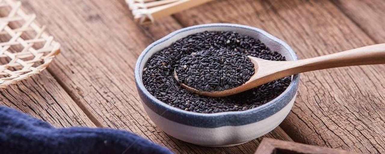 白色瓷碗中盛着一碗浓稠的艾叶黑豆汤,汤色呈红褐色,黑豆饱满开花,艾叶碎均匀分布,表面泛着油亮光泽,碗旁摆放木勺和绿植点缀,背景虚化,突出食物主体 成品盛装展示图