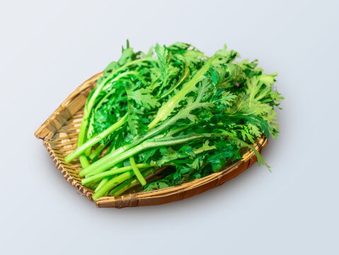 茼蒿堆放在竹筐中的实景图