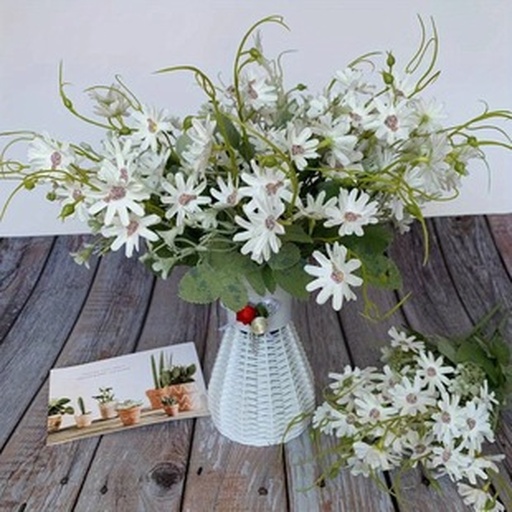 高清微距摄影:一束精心手作的雏菊花束,共15枝盛开雏菊,花瓣完整饱满,边缘微卷,花心金黄鲜亮;配叶为灰绿色尤加利枝条与蓬松白色满天星,整体采用自然风捆绑,麻绳结略带毛边,背景为浅橡木纹理桌面与虚化窗景,光影通透温暖,突出雏菊的清新质朴感 一束手绑雏菊鲜花特写,白色雏菊为主,搭配浅绿尤加利叶和棉絮状满天星,系米白色麻绳,背景为柔和自然光下的木质桌面