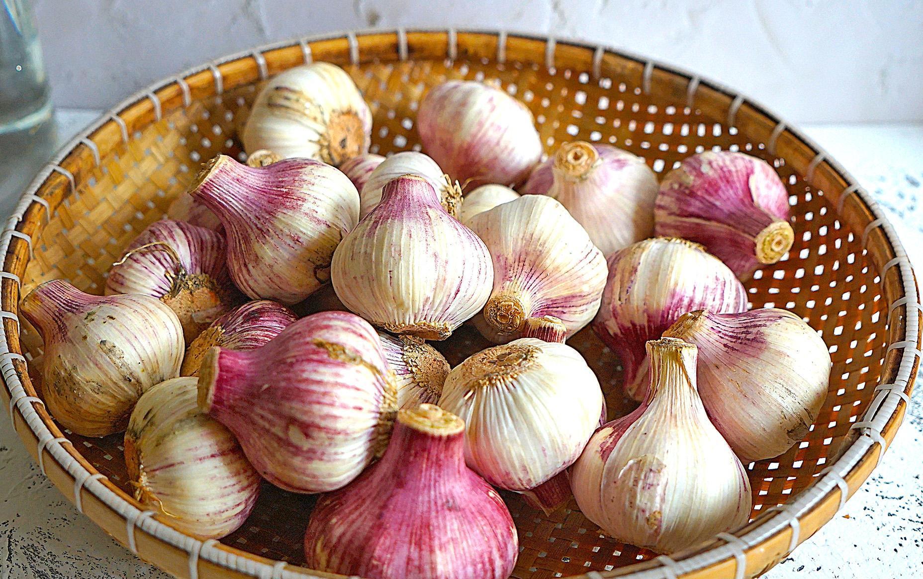 家庭厨房中紫皮蒜的储存方式展示