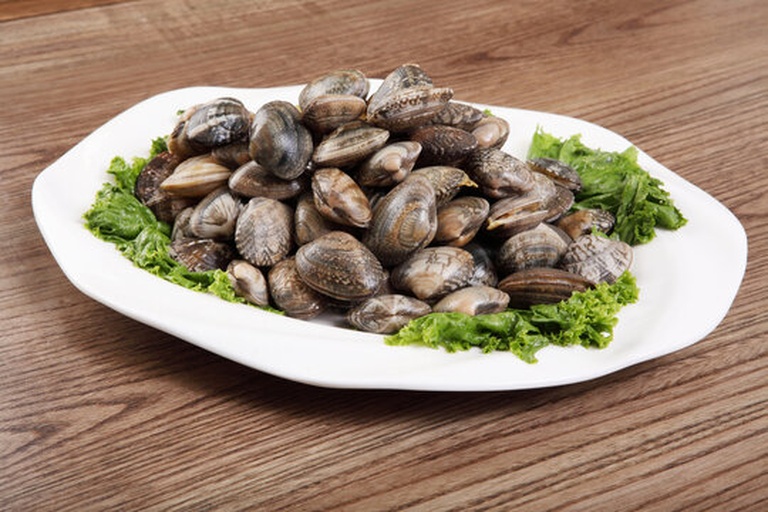 成品水煮花生装盘展示