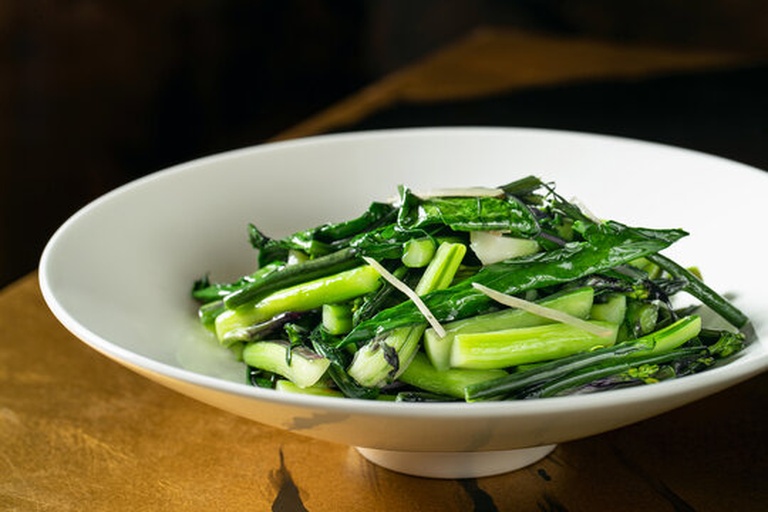 一盘清炒韭菜与豆腐的成品菜肴