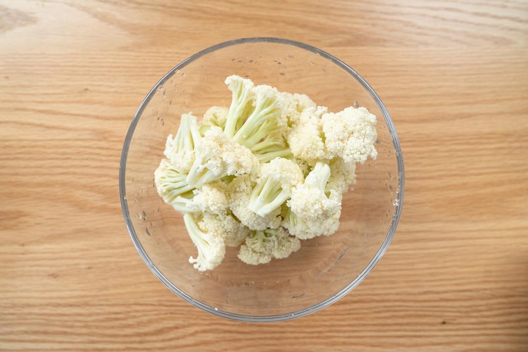菜花被切碎成米粒状用于炒饭