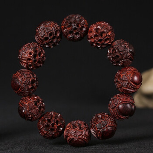 金花梨手串与雕刻艺术品展示其精致工艺 金花梨手串与雕刻艺术品展示其精致工艺