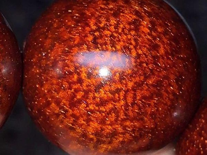 展示一条打磨光滑的花椒木手串,木质纹理清晰可见 花椒木手串特写
