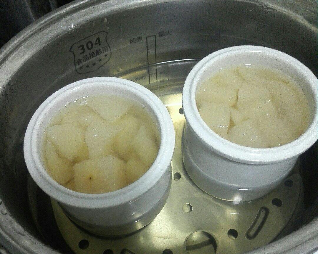 展示炖盅放入锅中隔水炖煮的场景 川贝炖雪梨炖煮过程图