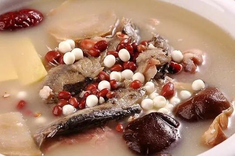 一碗黑豆红枣莲子汤,汤色微红,食材丰富,适合女性养生饮用 黑豆红枣莲子汤成品图