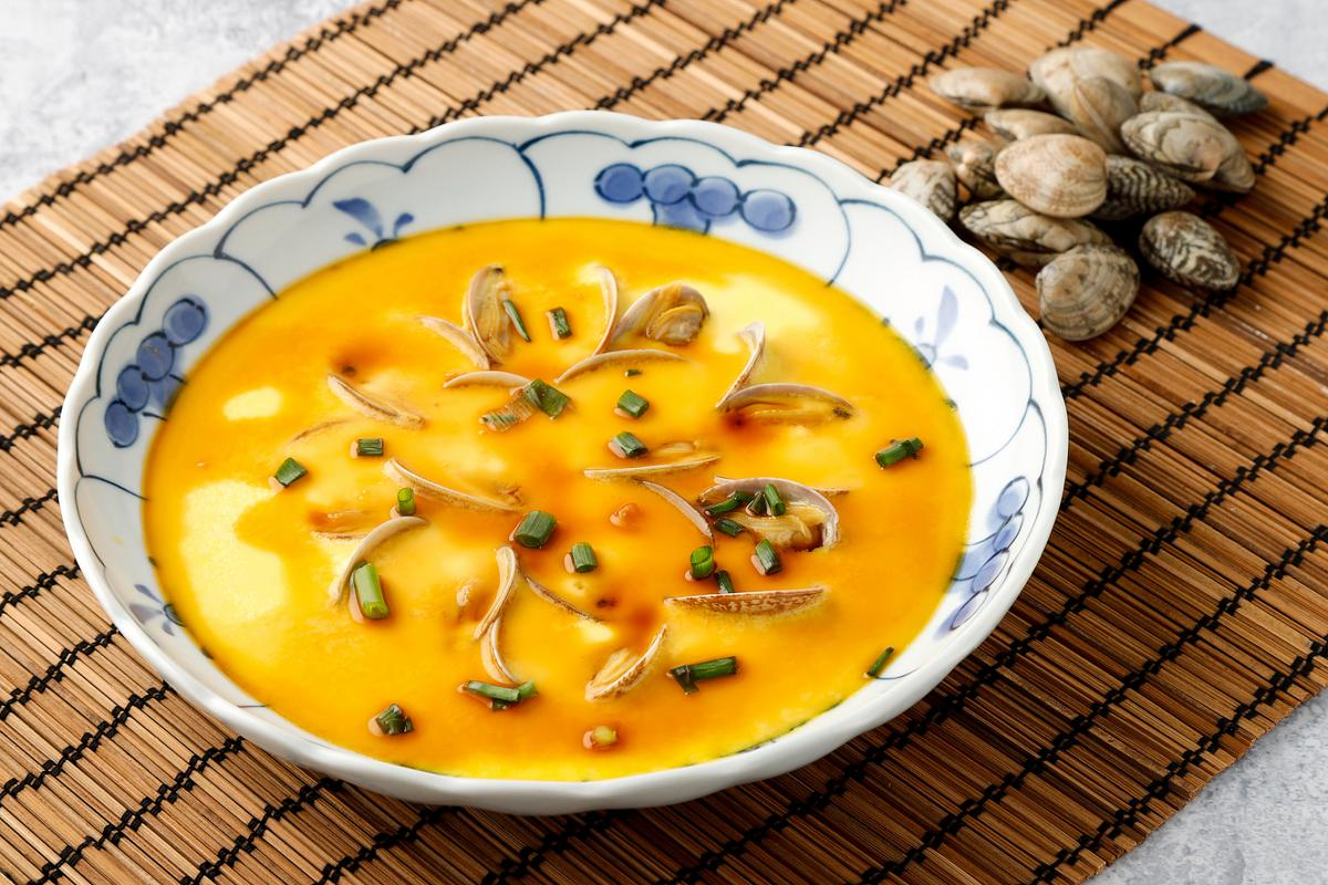 成品帝王蟹壳蒸蛋特写