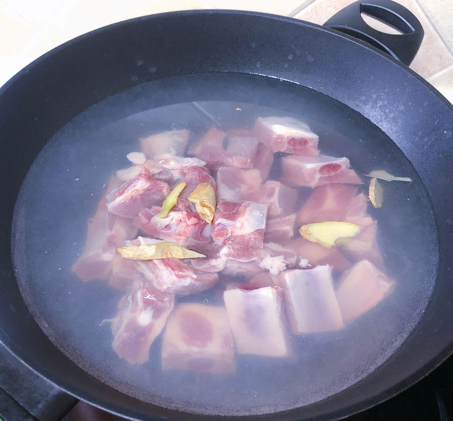 排骨焯水去腥,加入姜片和料酒 焯水排骨