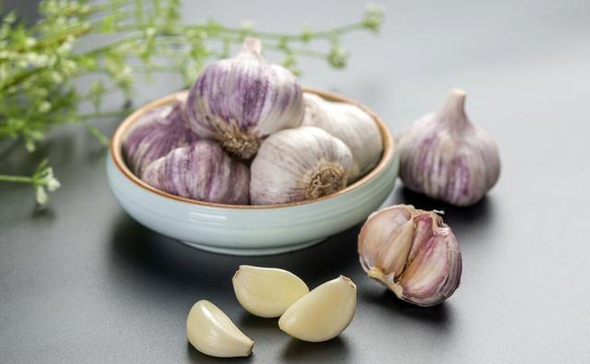 不同颜色大蒜对比图：白色、紫色、绿色蒜瓣排列展示