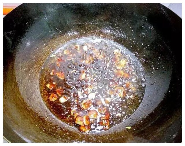 一口冒着热气的炒锅中,厨师正在颠勺翻炒一盘色泽明亮的土豆丝,锅中青红椒丝交织其中,蒸汽升腾,展现高温快炒的真实场景 图片描述