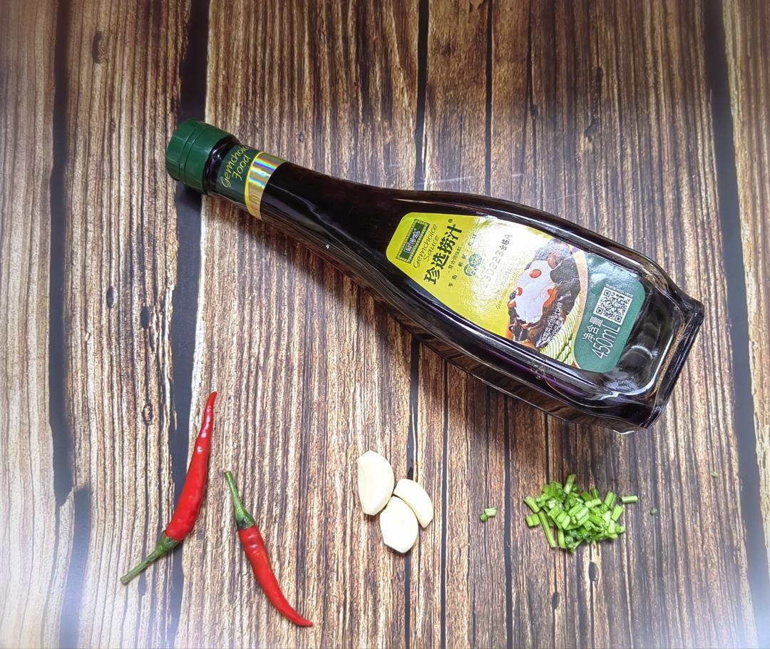 西兰花与秀珍菇与其他配料摆放整齐的备餐台面图