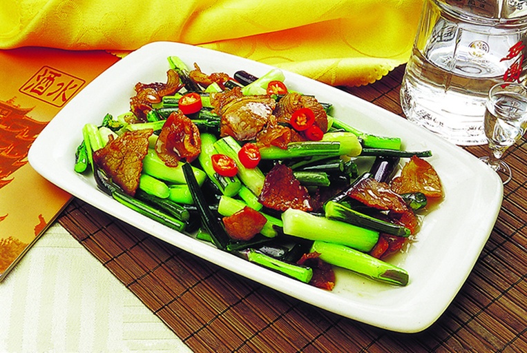 家庭厨房中烹饪老菜苔的场景