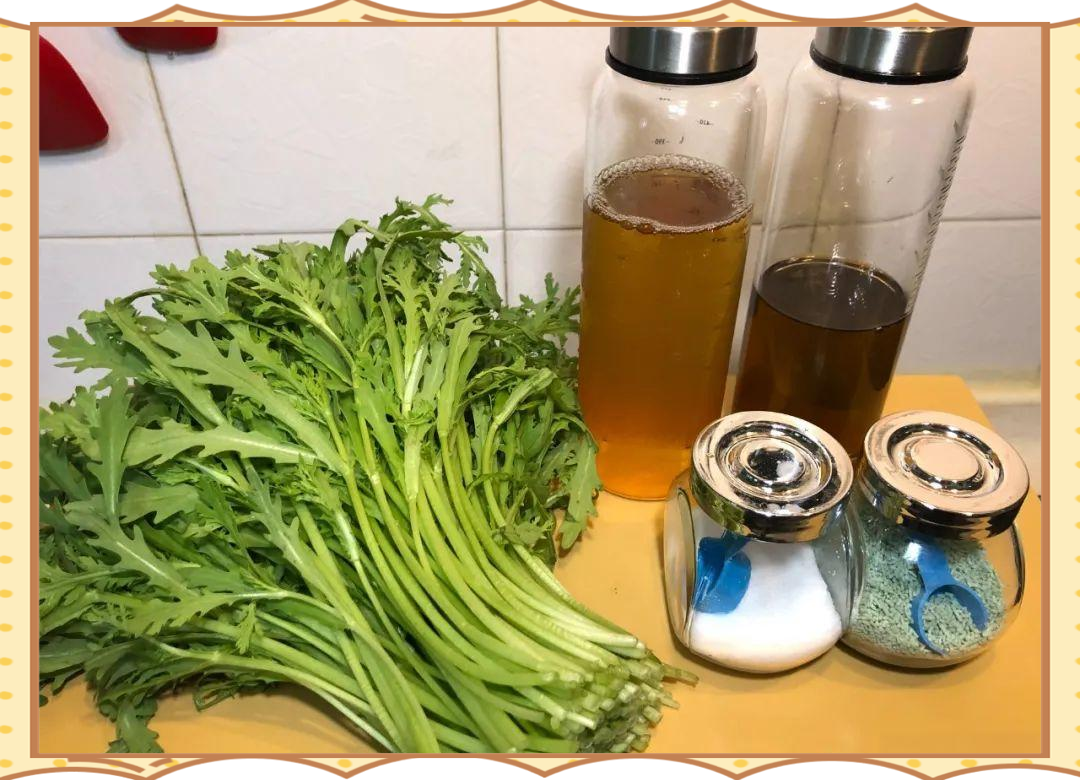展示保鲜参及其配套的保鲜液,背景为厨房环境 保鲜参与保鲜液的展示