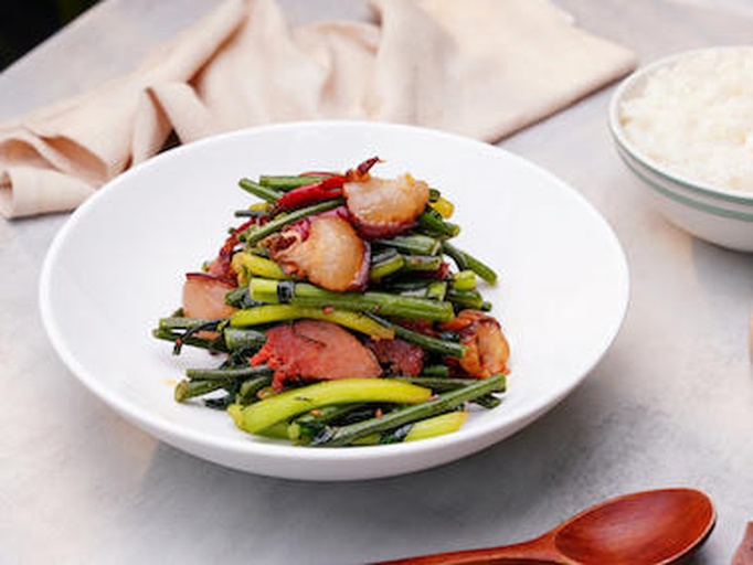 家庭餐桌上的糖醋大蒜小碟