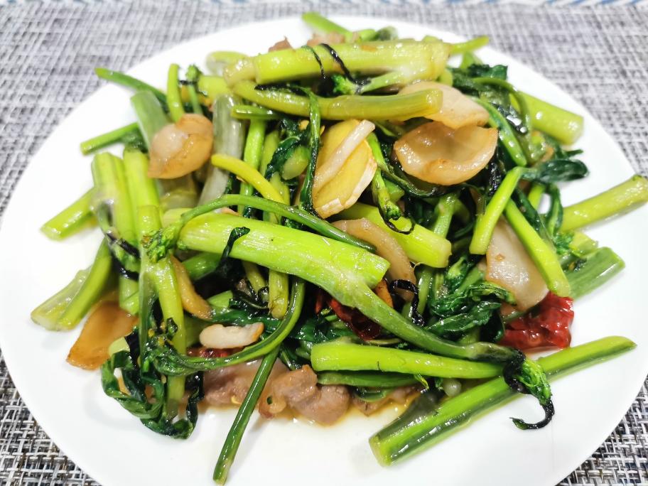 成品装盘特写：胡萝卜橙红亮泽、四季豆翠绿饱满，撒少量白芝麻点缀，盛于浅口青花瓷盘中