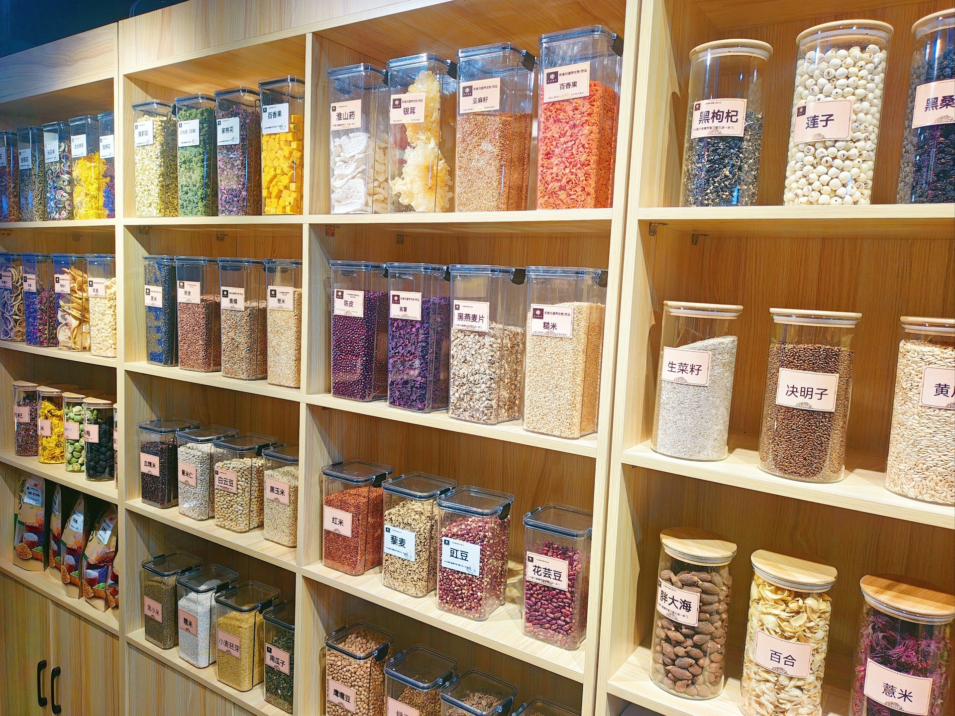 赤莲子与白莲子在不同应用场景中的展示图