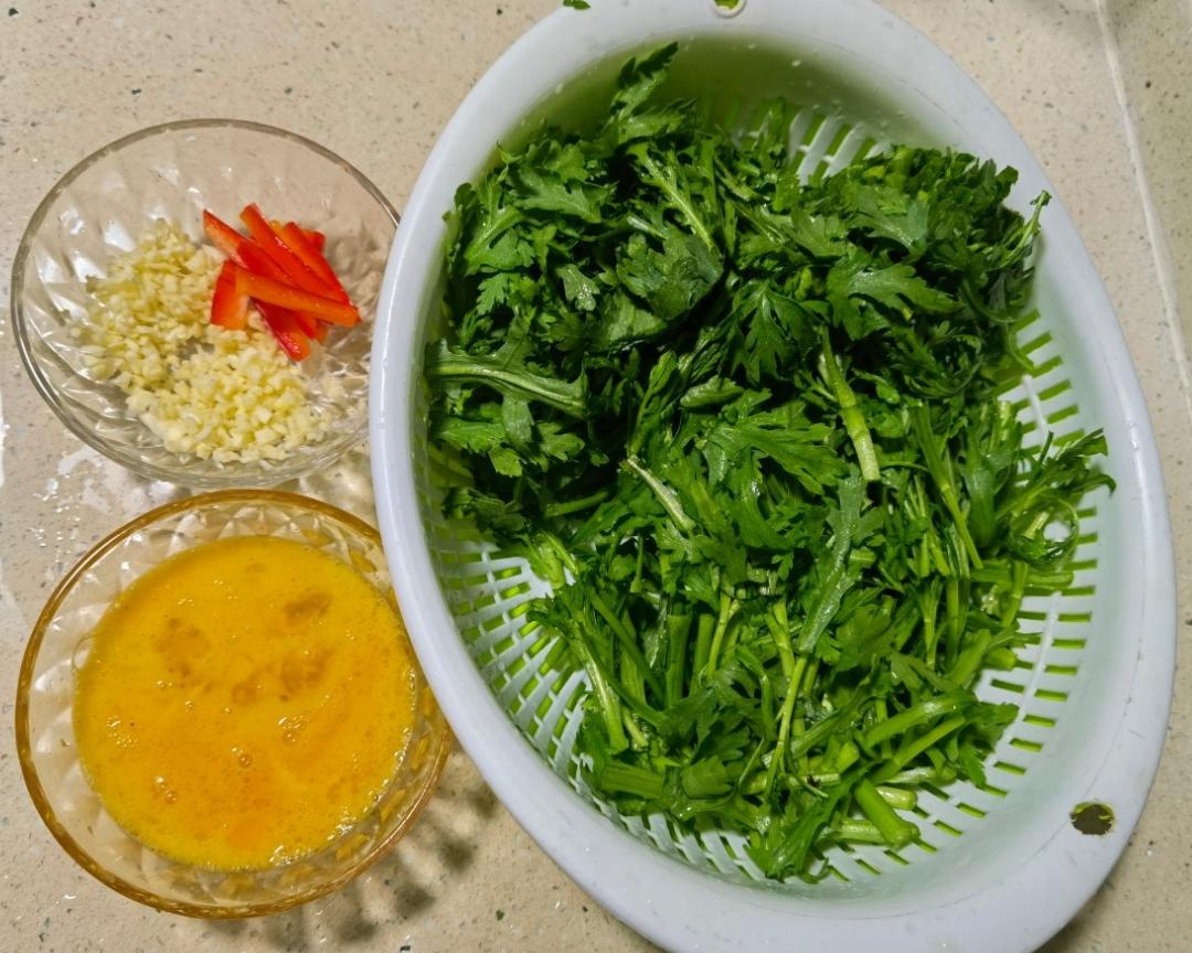 茼蒿花烹饪场景图