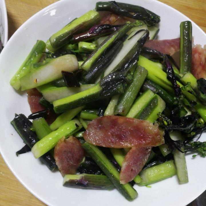 新鲜蒜薹与腊肠摆盘特写