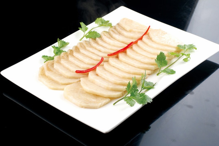 家庭餐桌上的红心萝卜凉拌菜