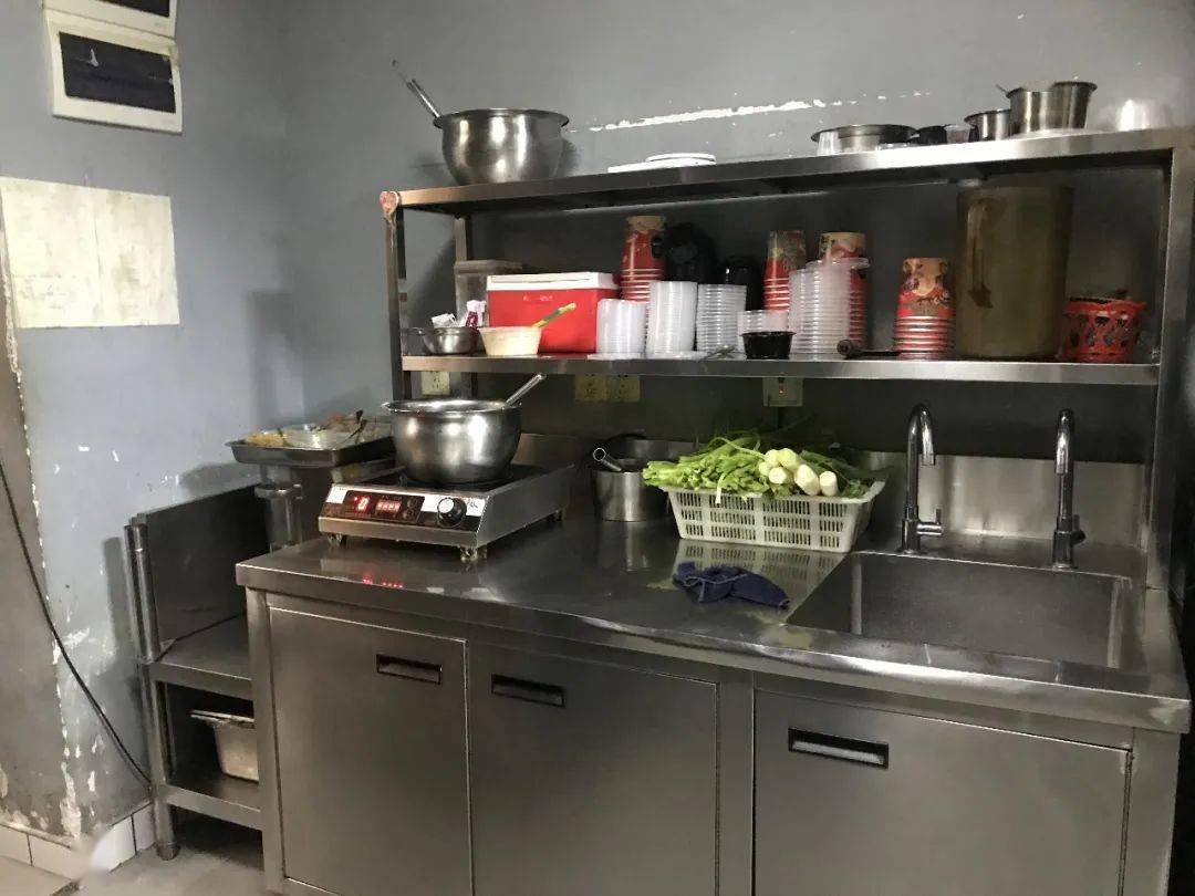 家庭厨房准备辅食场景