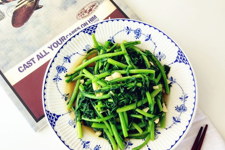 皱叶青菜清炒成品图,展示其翠绿色泽与蒜末搭配的口感 皱叶青菜烹饪成品图