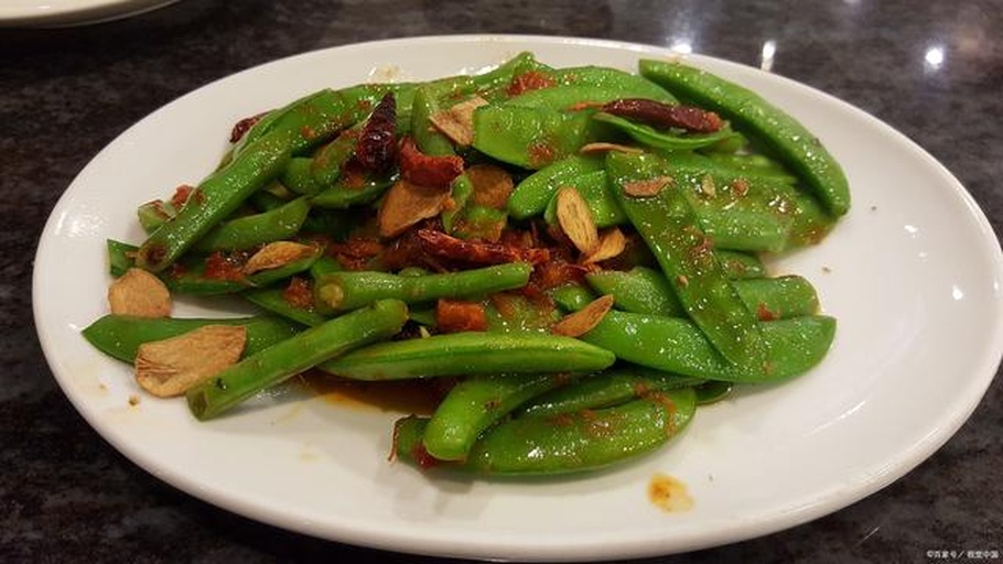 清炒荷兰豆翻炒过程