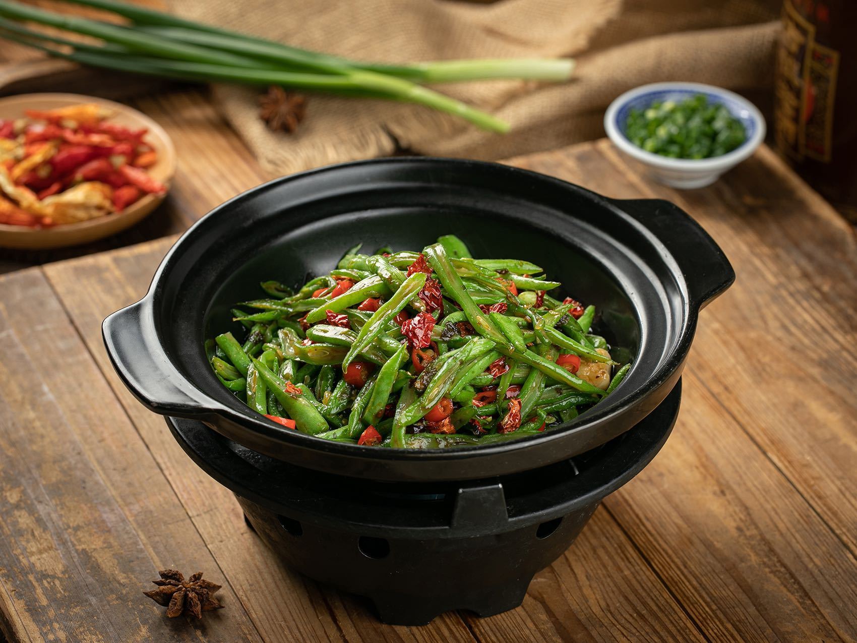 铁锅爆炒四季豆与洋葱过程特写