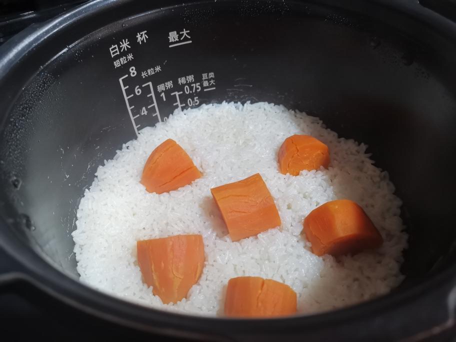 电饭煲内混合好的姬松茸焖饭原料特写