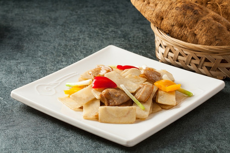 山药与猪肉片混合翻炒的成品菜特写
