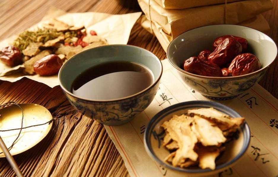 中医师为患者开方场景