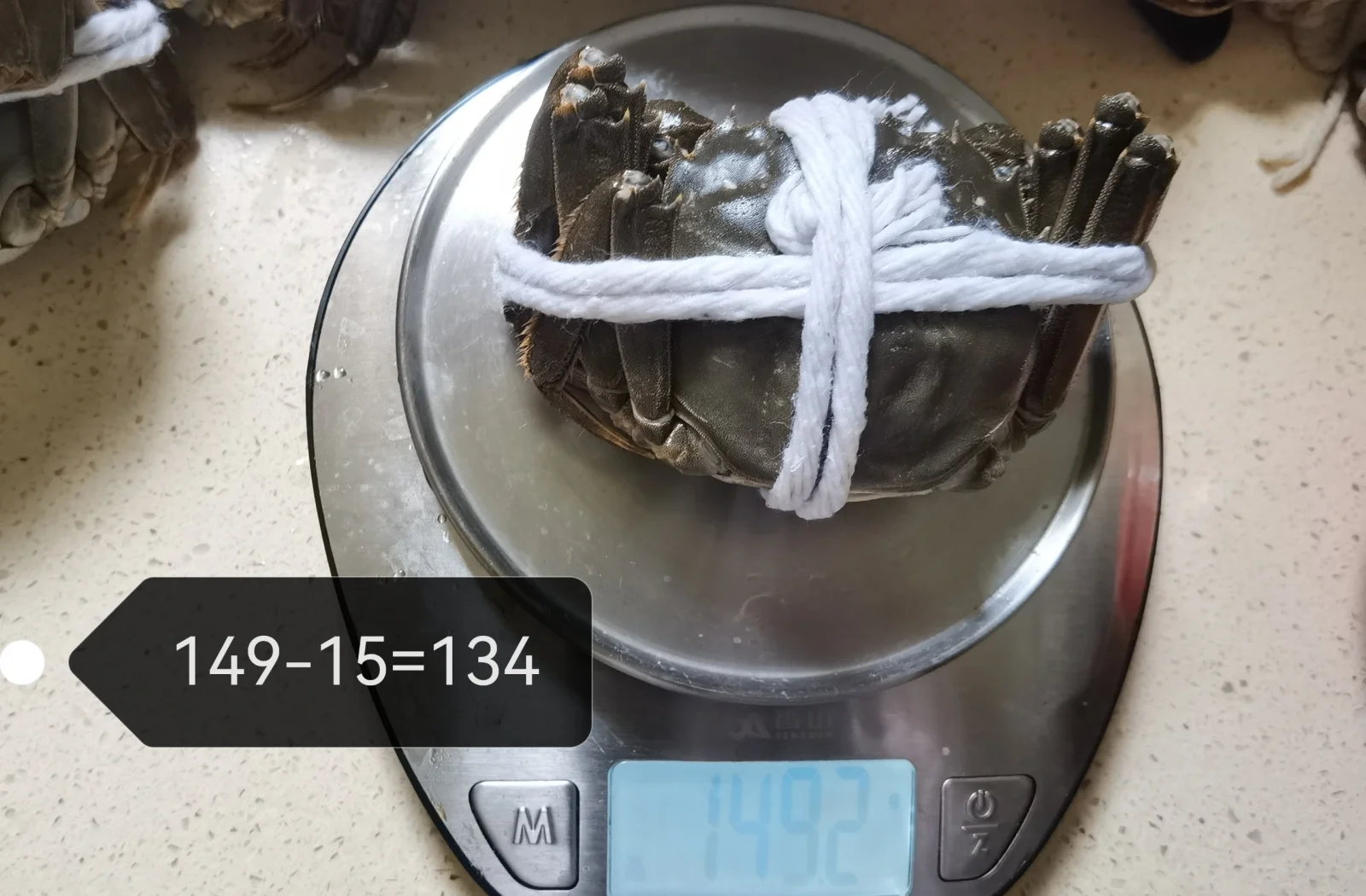 大闸蟹捆绑与解绑对比图