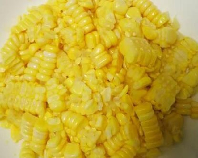 玉米粒焯水后捞出沥干过程