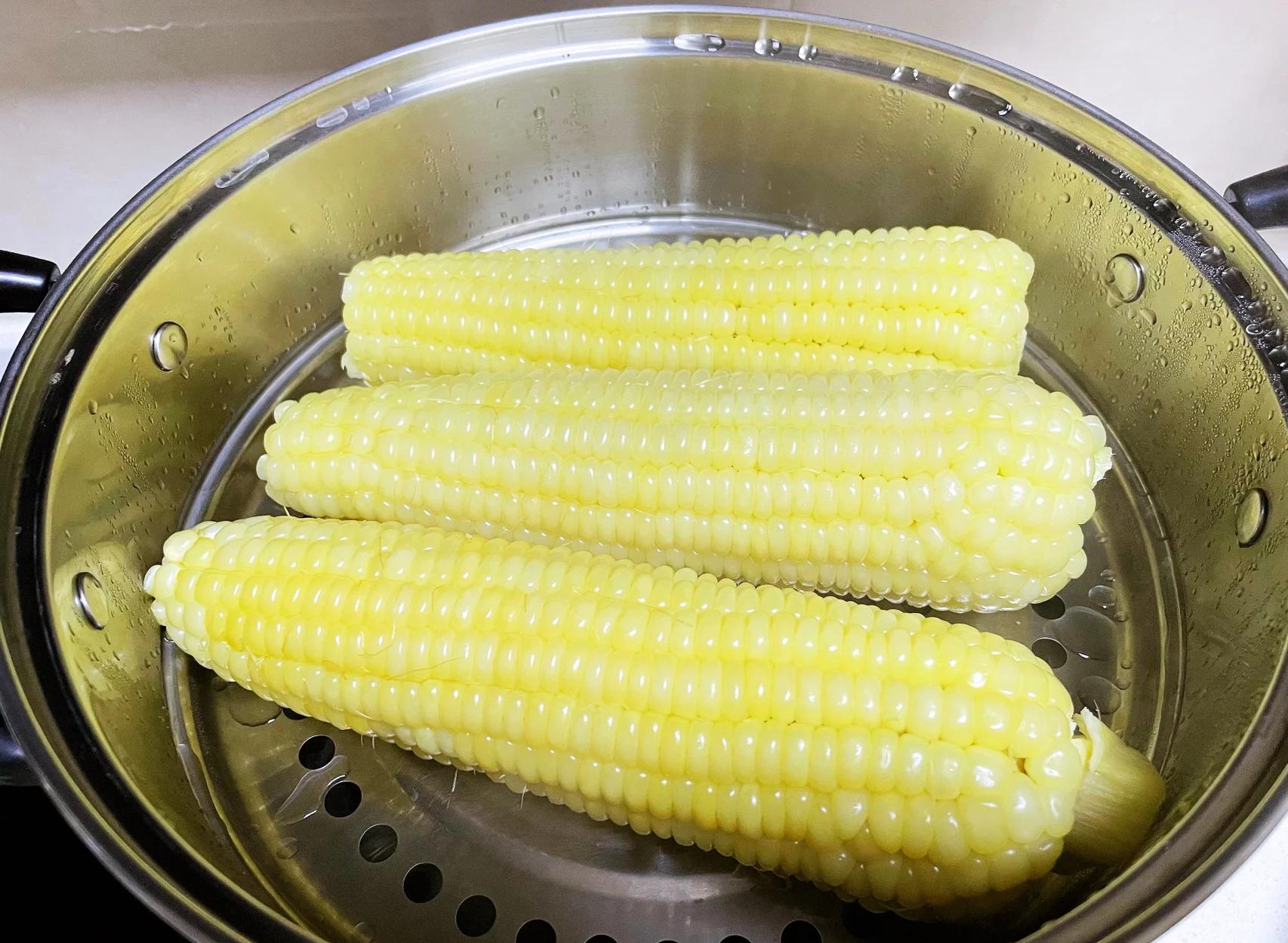 蒸锅中的玉米