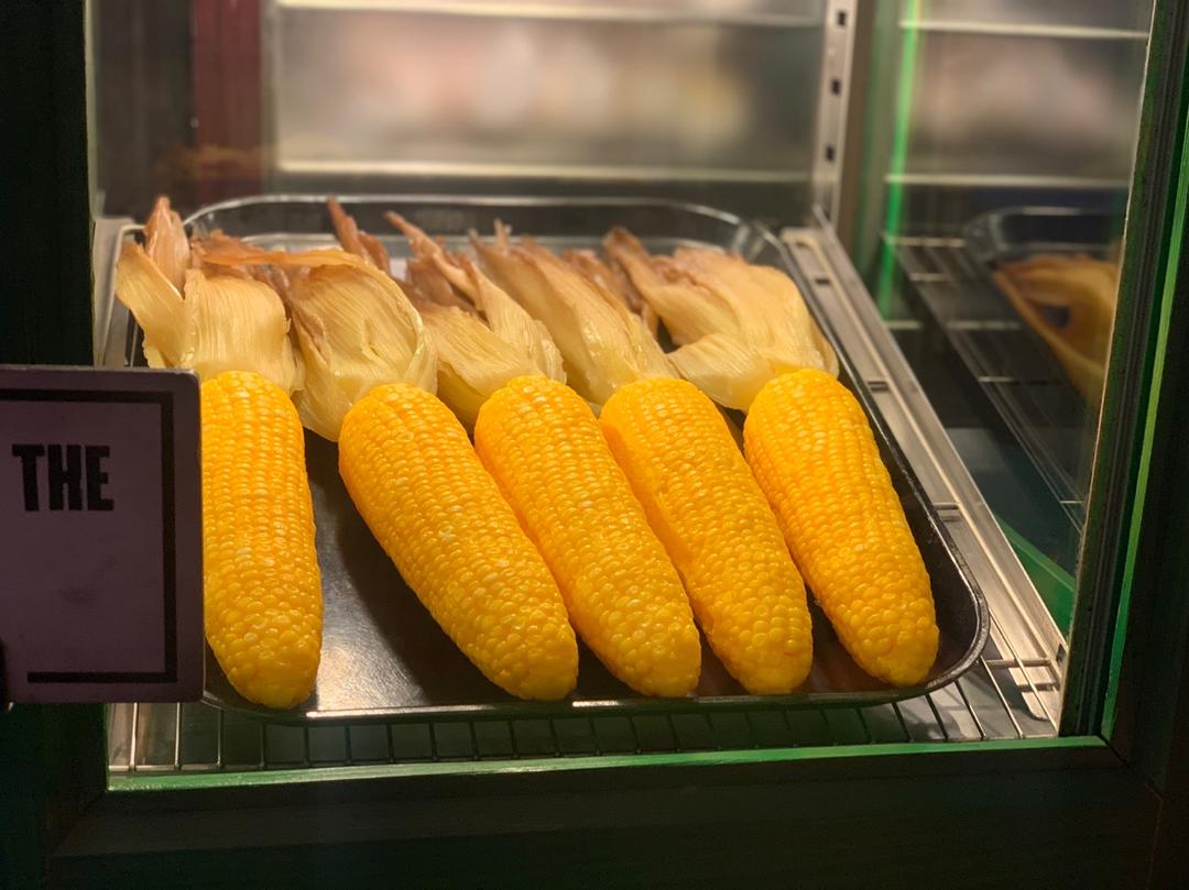 黑玉米在超市货架上展示,吸引消费者关注 黑玉米在超市中的销售展示