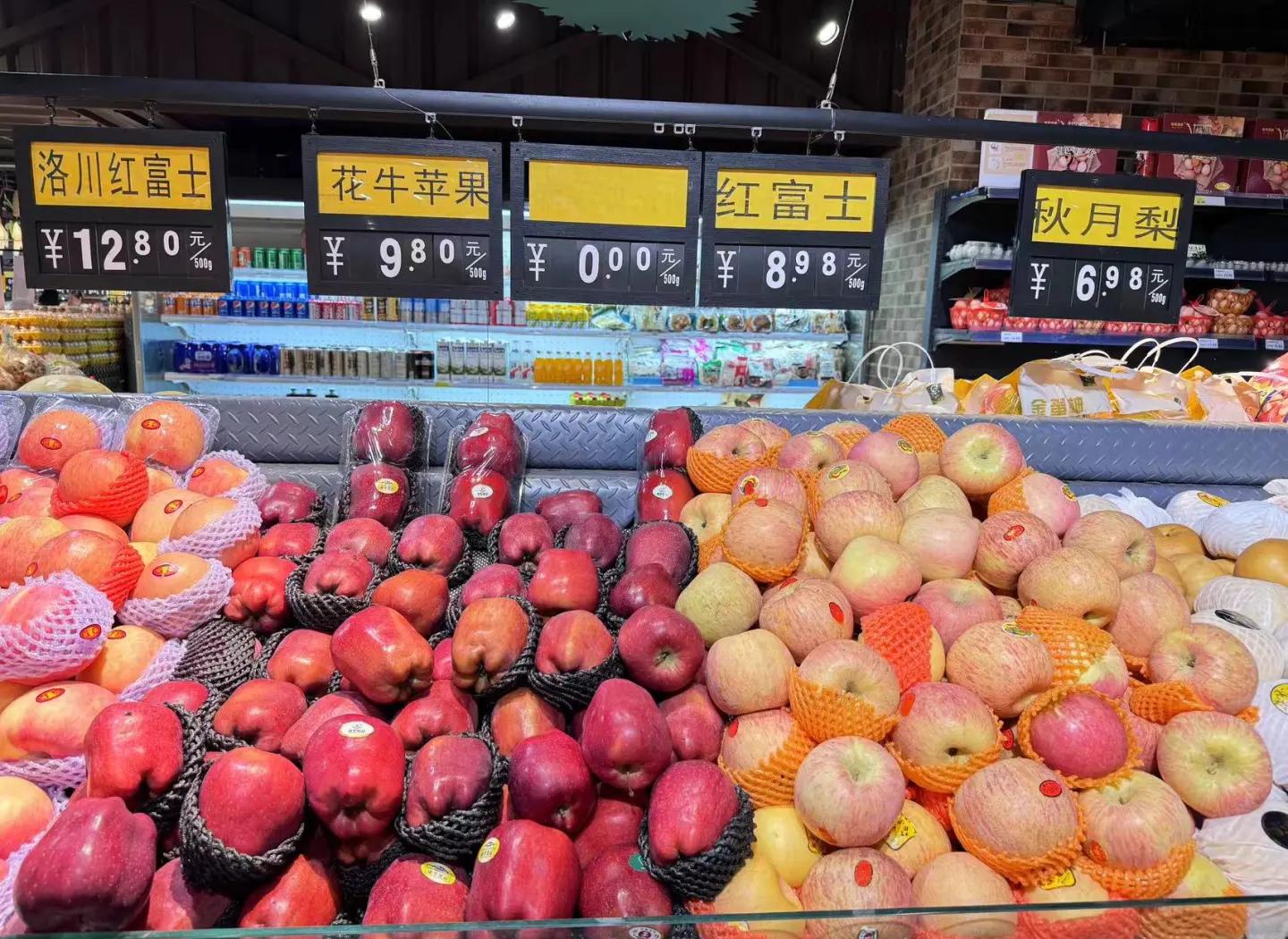 超市货架上的红将军与红蛇果陈列对比