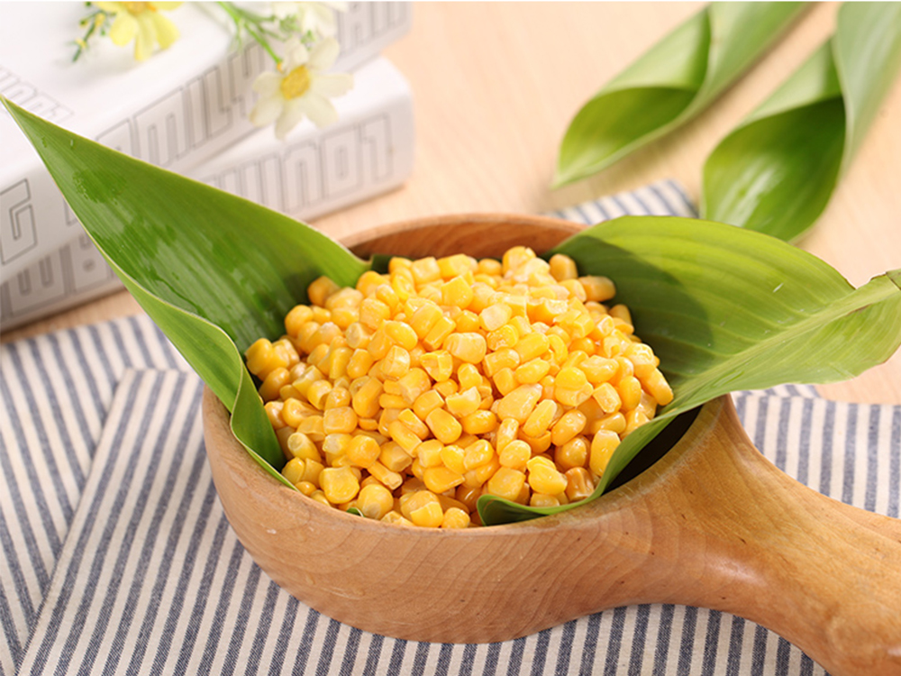 玉鸟在笼中啄食油菜叶片段