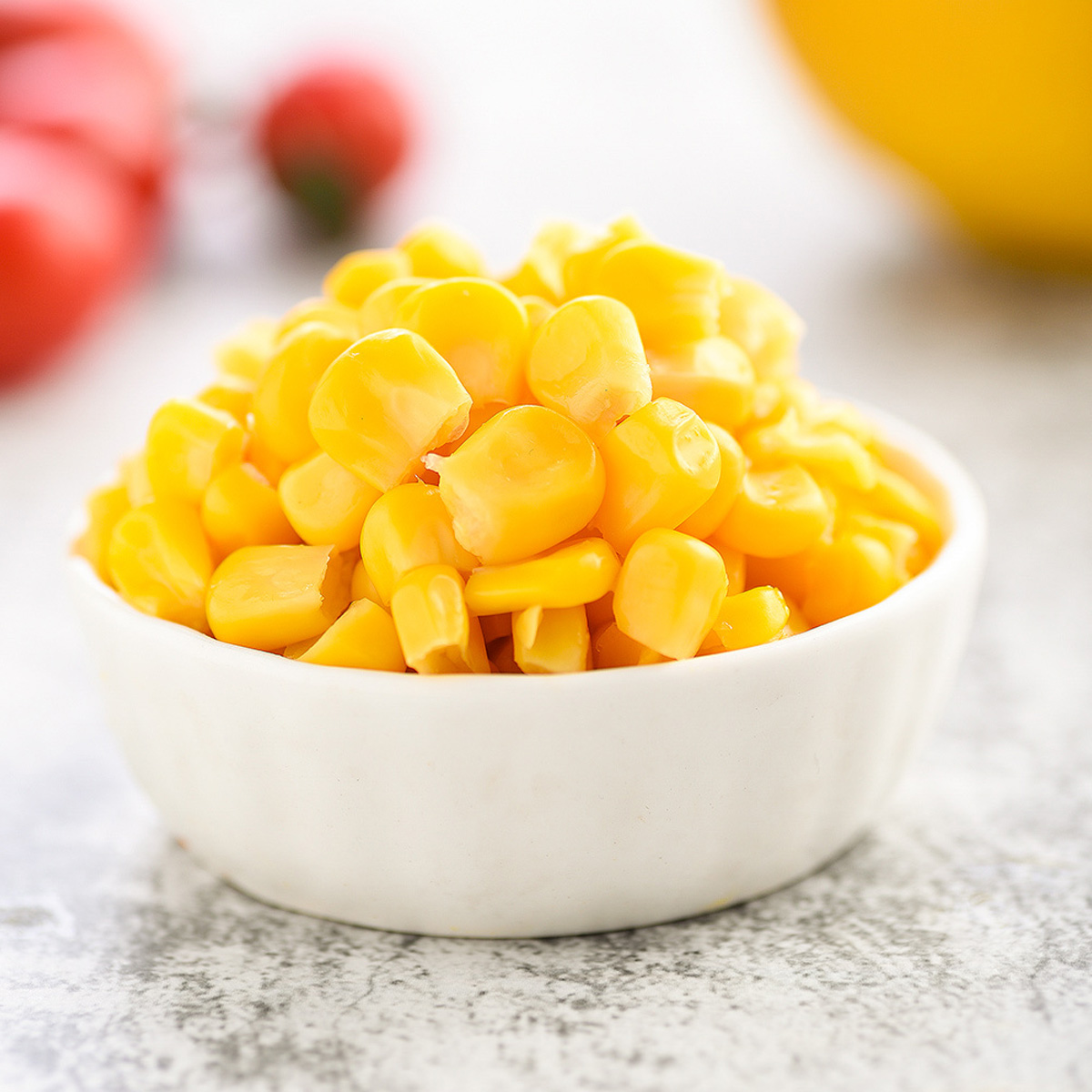 蒜香玉米在锅中翻炒过程特写