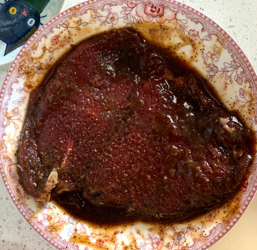 牛肉与泡椒及其他调料混合搅拌,准备腌制 腌制牛肉过程图