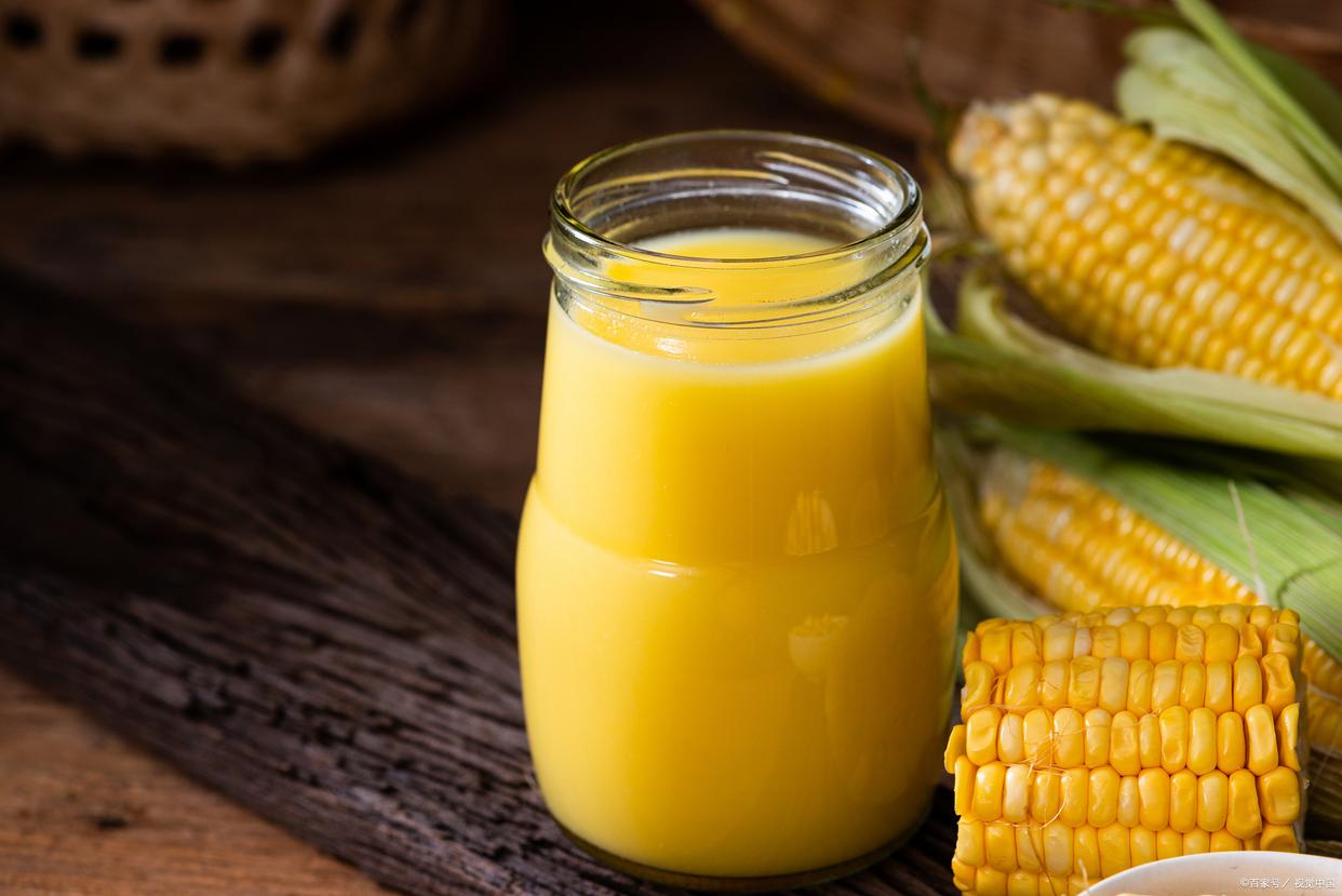 一张拼图展示水果玉米的不同食用方式:左侧为整根生食的玉米棒,中间为碗中黄色与白色混合的玉米粒沙拉,右侧为一杯淡黄色的玉米汁,背景为木质餐桌,营造健康自然的饮食氛围 水果玉米多种吃法展示