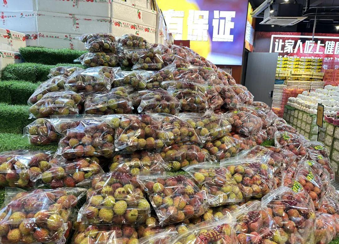 市场上的荔枝摊位