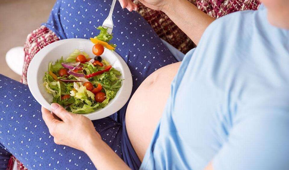 孕妇食用玉米场景