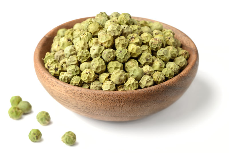 中式厨房灶台上摆放三种香料研磨器，分别标注“白胡椒”、“黑胡椒”、“花椒”