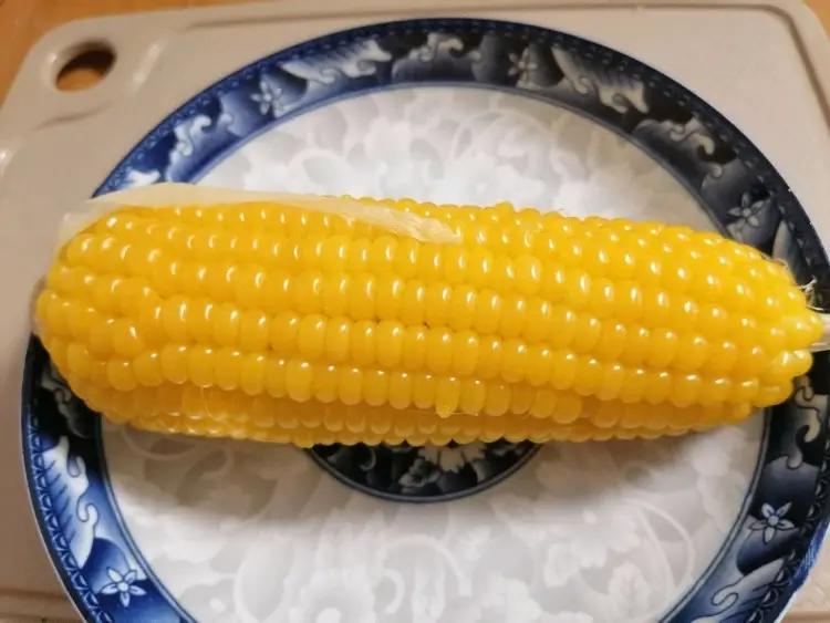 新鲜甜玉米粒剥取过程