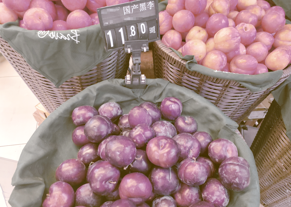 冬季市场上的李子