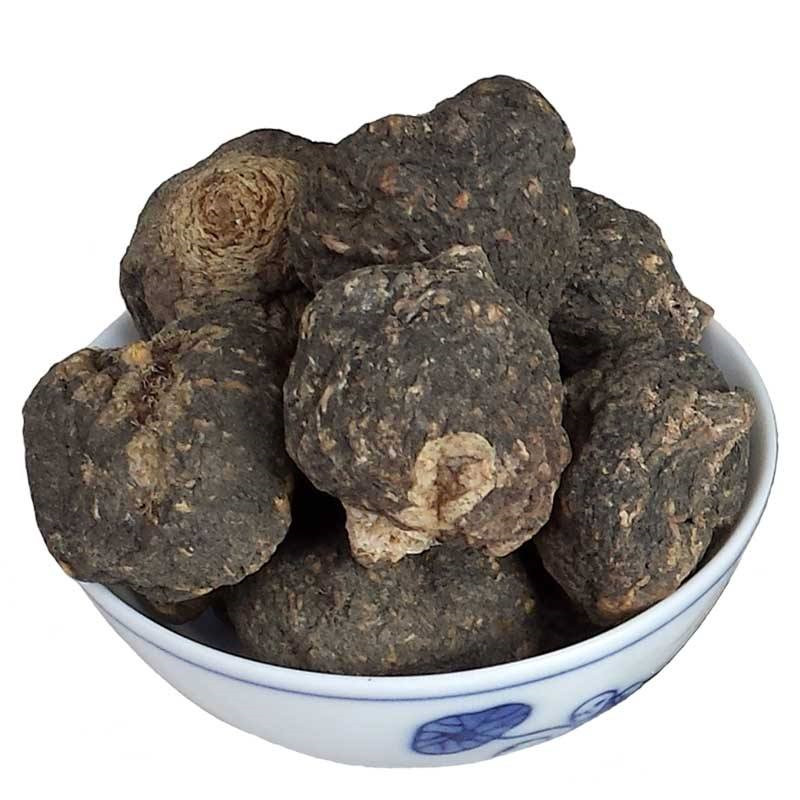 左侧为深灰色粉末状黑玛卡粉,质地细腻;右侧为用温水冲泡后的饮品,呈均匀浑浊液态,杯旁放置半颗新鲜玛卡块根及研磨器,展现从原料到成品的使用场景 黑玛卡粉与冲泡饮品对比图