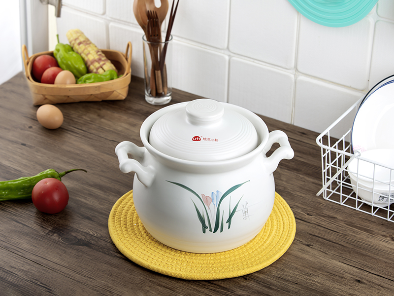 家庭厨房中制作黄金奶的过程场景